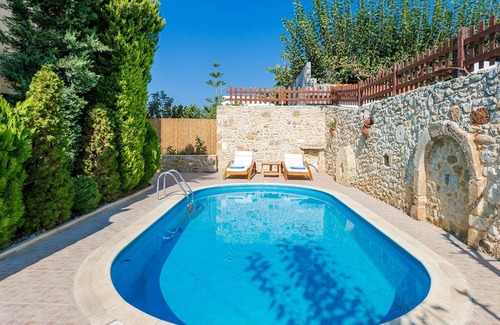 Asteri Villa | A, traditionnel Villa 4 chambre accueillante avec une piscine privée dans un village calme