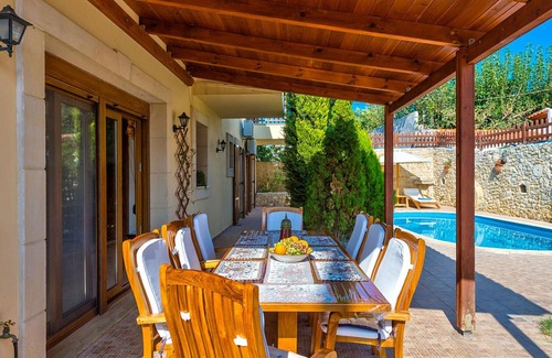 Asteri Villa | A, traditionnel Villa 4 chambre accueillante avec une piscine privée dans un village calme