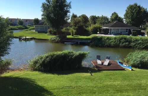 Makkum Maison | Villa Zonnezicht directly at the water, rain-shower, canoe, sauna, 400MBit WLAN