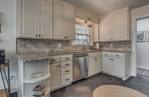 Central Oklahoma City Maison | Village Cozy, Modern ranch with huge shower and covered patio!