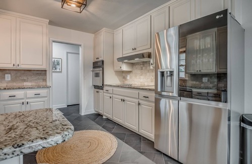 Central Oklahoma City Maison | Village Cozy, Modern ranch with huge shower and covered patio!
