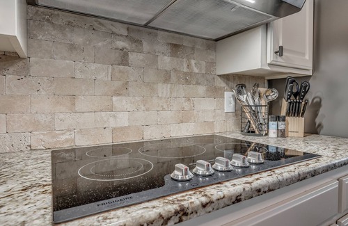 Central Oklahoma City Maison | Village Cozy, Modern ranch with huge shower and covered patio!