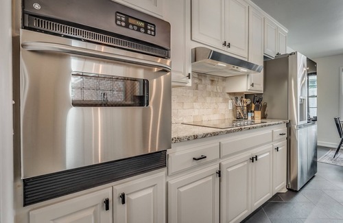 Central Oklahoma City Maison | Village Cozy, Modern ranch with huge shower and covered patio!