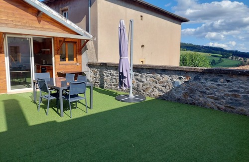 Poule-les-Echarmeaux Maison | Maison de village au cœur du beaujolais vert, à côté des sentiers de randonnées