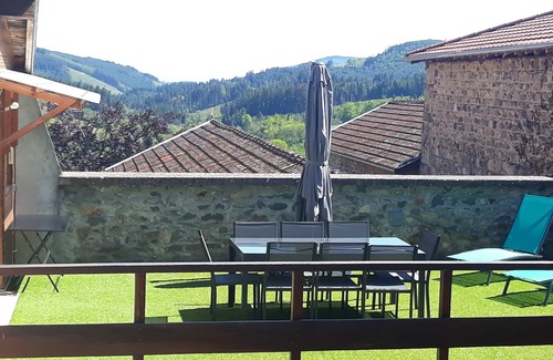 Poule-les-Echarmeaux Maison | Maison de village au cœur du beaujolais vert, à côté des sentiers de randonnées