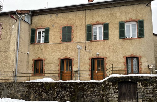Saint-Lupicin Maison | Village house with garden