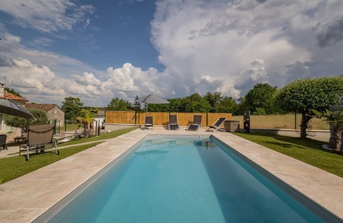 Ambrus Villa | Piscine chauffée, jacuzzi, fitness et jeux d'arcade à 1h10 de Bordeaux