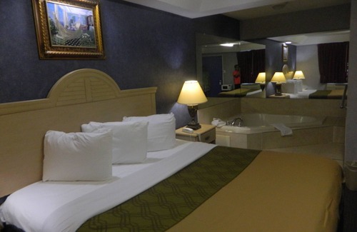 Smithville Maison | Village Inn and Suites