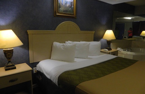 Smithville Maison | Village Inn and Suites