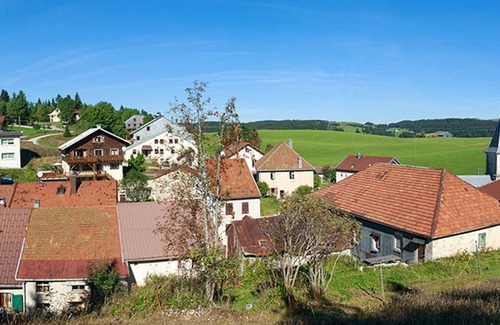 Les Moussieres Appartement | Village situé au cœur du Parc Naturel Régional du Haut-Jura à un ave