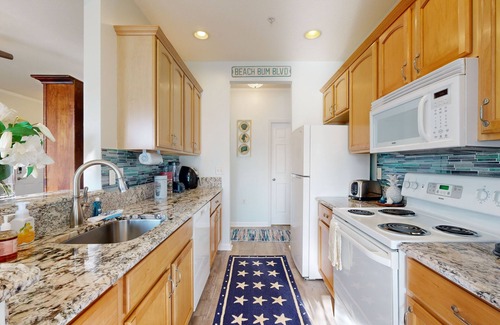 Villages of Five Points Copropriété | Village of Five Points pet friendly condo with pool, gym, and tennis access