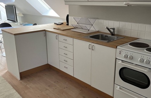 Bastad Appartement | Vindsvåning på Gård med Utsikt Över Fält och hav