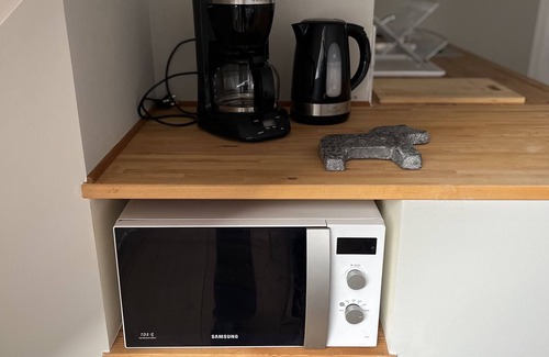 Bastad Appartement | Vindsvåning på Gård med Utsikt Över Fält och hav
