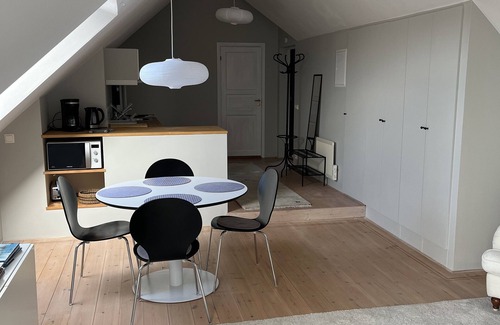 Bastad Appartement | Vindsvåning på Gård med Utsikt Över Fält och hav