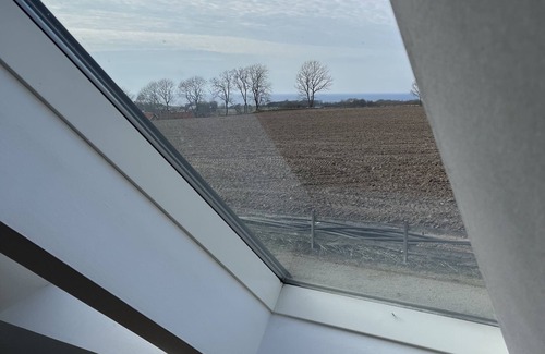 Bastad Appartement | Vindsvåning på Gård med Utsikt Över Fält och hav