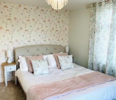 Chelmondiston Maison | Vine Cottage- Stunning newly renovated cottage