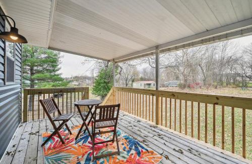 Vine Grove Maison | Vine Grove Home with Deck, 4 Mi to Saunders Springs!