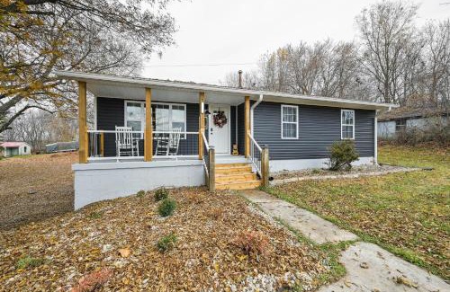 Vine Grove Maison | Vine Grove Home with Deck, 4 Mi to Saunders Springs!