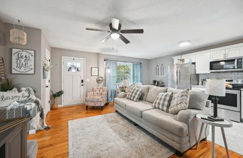 Vine Grove Maison | Vine Grove Home with Deck, 4 Mi to Saunders Springs!