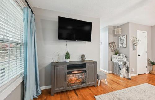 Vine Grove Maison | Vine Grove Home with Deck, 4 Mi to Saunders Springs!