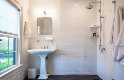 Town of Southold Town Lit Et Petit-Déjeuner | Vine + Sand--Southold, NY'S Newest B&B--Room 2--King Bed and Ensuite Bathroom With Rain Shower