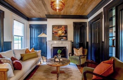 Town of Southold Town Lit Et Petit-Déjeuner | Vine + Sand--Southold, NY'S Newest B&B--Room 2--King Bed and Ensuite Bathroom With Rain Shower