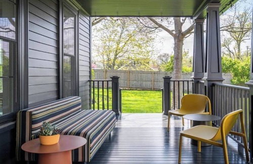 Town of Southold Town Lit Et Petit-Déjeuner | Vine + Sand--Southold, NY'S Newest B&B--Room 2--King Bed and Ensuite Bathroom With Rain Shower