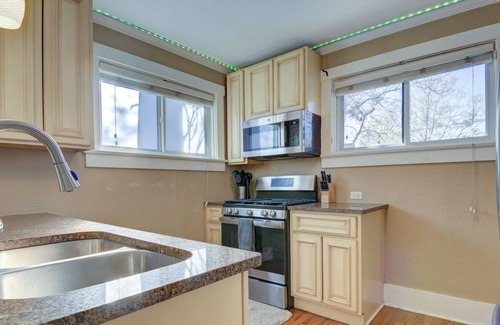 Cole Maison | Vine Street Retreat: Prime Location, Private Backyard & Games - 420ok!