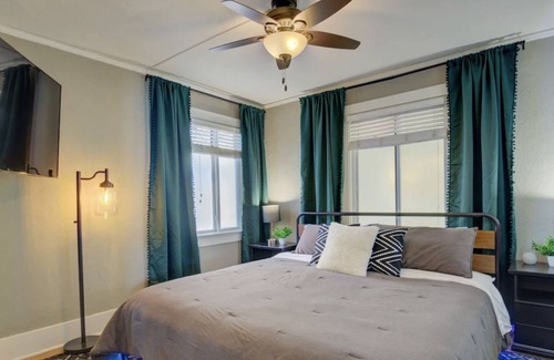 Cole Maison | Vine Street Retreat: Prime Location, Private Backyard & Games - 420ok!