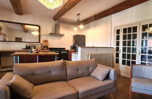 Servian Maison | Vine Views II 3 bedroom air conditioned home with stunning views, pool & garden