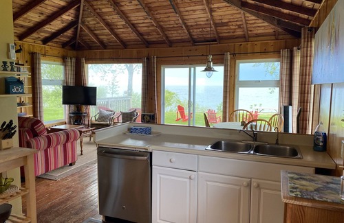 Louth Cottage | Vineyard Cottage on the Lake