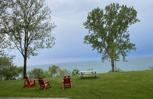 Louth Cottage | Vineyard Cottage on the Lake