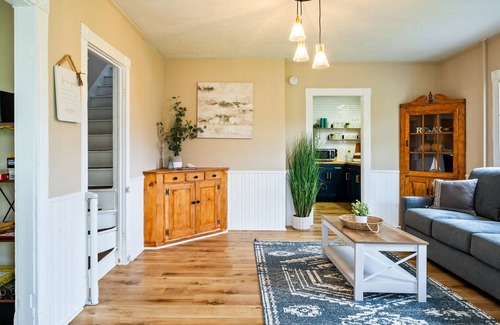 Lakemont Maison | Vineyard & Lake Views | Newly Remodeled | Pet Friendly