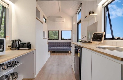 Toolleen Maison | Vineyard Retreat by Tiny Away