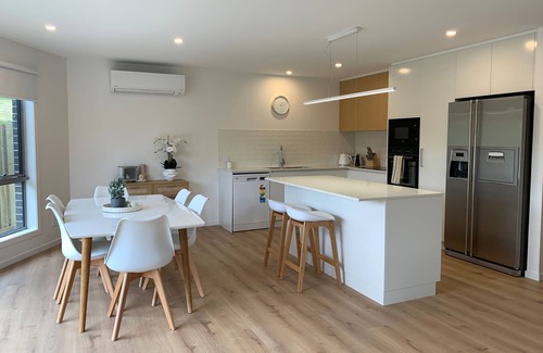 Rokeby Maison | Vineyard Views, Brand NEW-Sleeps 6,20 Mins to CBD