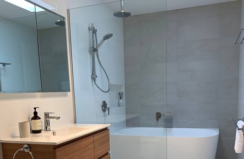 Rokeby Maison | Vineyard Views, Brand NEW-Sleeps 6,20 Mins to CBD