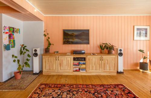 Vestre Slidre Appartement | Vinjestogo- mesmerizing mountain view, sauna with a view and eco living in an old school house
