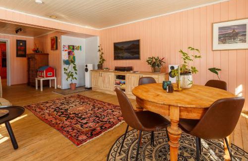 Vestre Slidre Appartement | Vinjestogo- mesmerizing mountain view, sauna with a view and eco living in an old school house