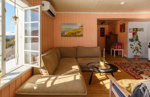 Vestre Slidre Appartement | Vinjestogo- mesmerizing mountain view, sauna with a view and eco living in an old school house