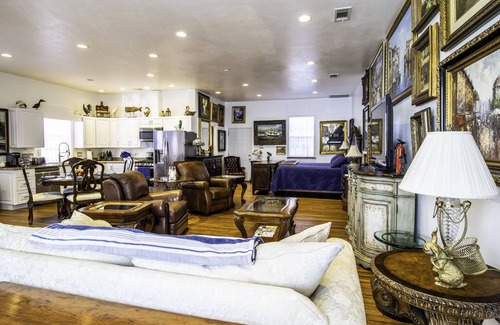 Dallas Appartement | Vintage / antique 1200 sq. ft. interior studio & parking