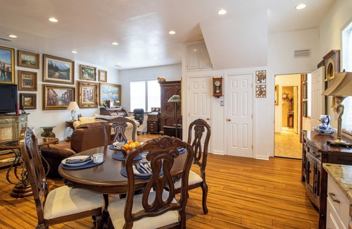 Dallas Appartement | Vintage / antique 1200 sq. ft. interior studio & parking
