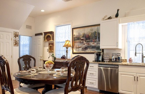 Dallas Appartement | Vintage / antique 1200 sq. ft. interior studio & parking