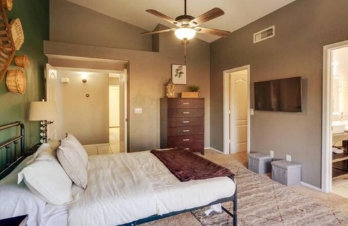 Avondale Maison | Vintage Avondale Getaway w Spa