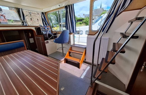 Chenille-Change Location De Bateaux | Péniche vintage à quai pour 7 pers avec espace extérieur privé à Chenillé-Changé