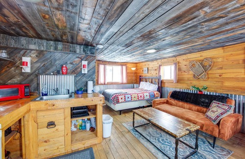 Lake Agnes Cabine | Vintage Cabin Near Steamboat with Mountain Views and Hot Tub Access