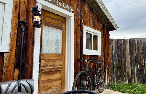 Lake Agnes Cabine | Vintage Cabin Near Steamboat with Mountain Views and Hot Tub Access