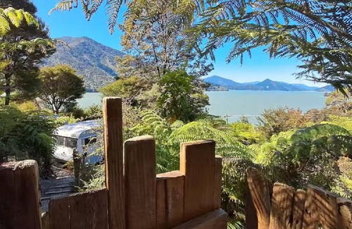 Moetapu Bay Maison | Vintage Caravans by the Sea