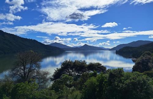 Moetapu Bay Autre | Vintage Caravans by the Sea