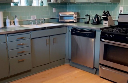 Rogers Park Appartement | Vintage City Chic: The Artist's Haven. 5 Blocks from Lake Michigan!