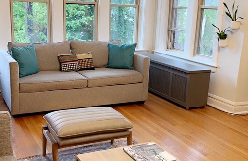 Rogers Park Appartement | Vintage City Chic: The Artist's Haven. 5 Blocks from Lake Michigan!